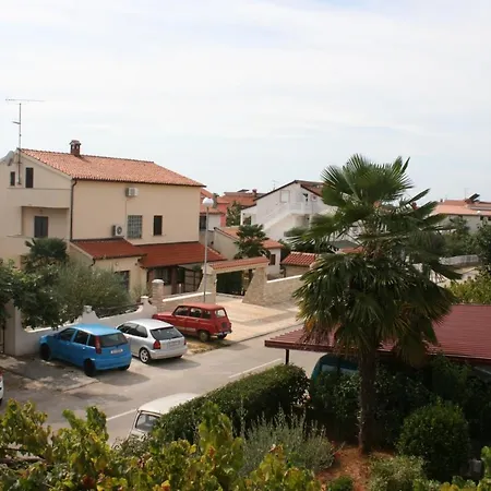 Apartment With Parking Space - 7033 Poreč